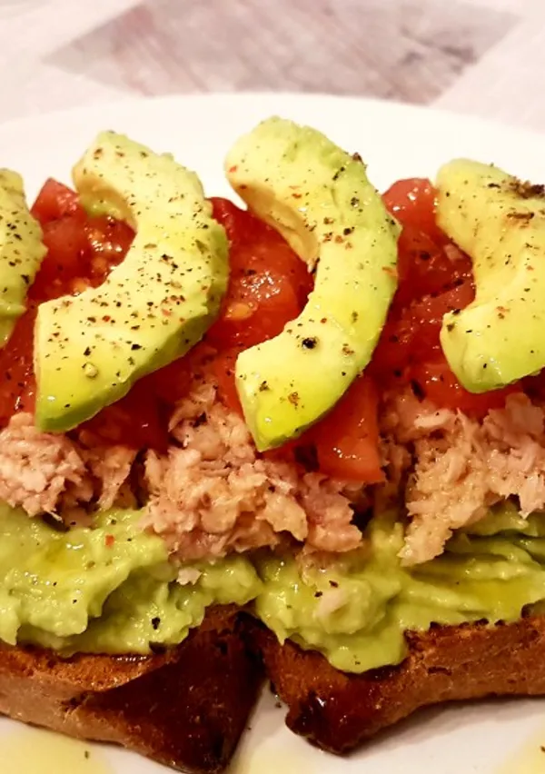 Nuestros Desayunos tostada de aguacate atun y tomate foto principal